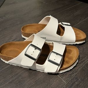 EUC Birkenstock Arizona - leather